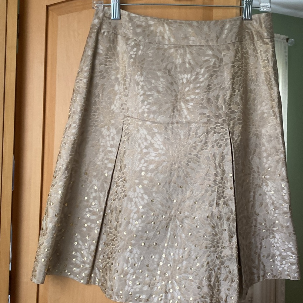 ❇️Ann Taylor pleated taupe/beige silk skirt with gold sequins and thread accents - Picture 4 of 9